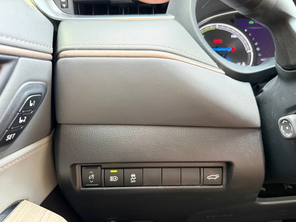 Used 2024 Toyota Venza XLE AWD/4WD image 13
