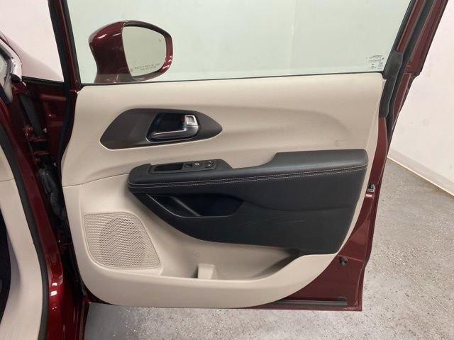 Used 2022 Chrysler Pacifica Touring-L image 26