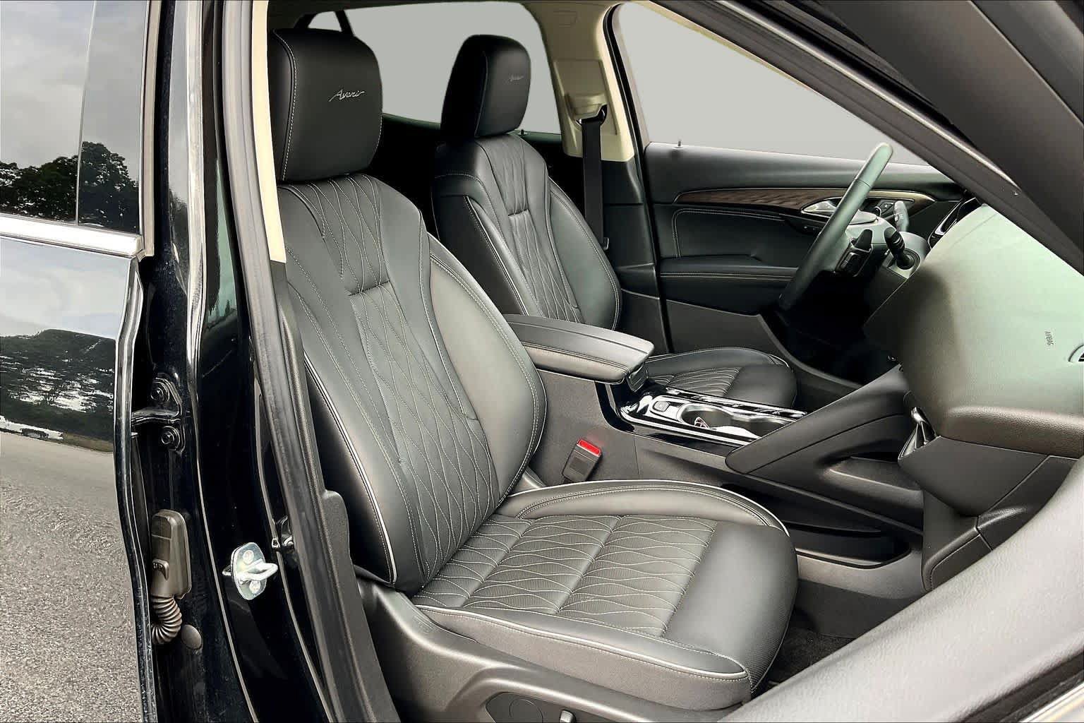 Used 2022 Buick Envision Avenir w/ Technology Package II FWD image 17
