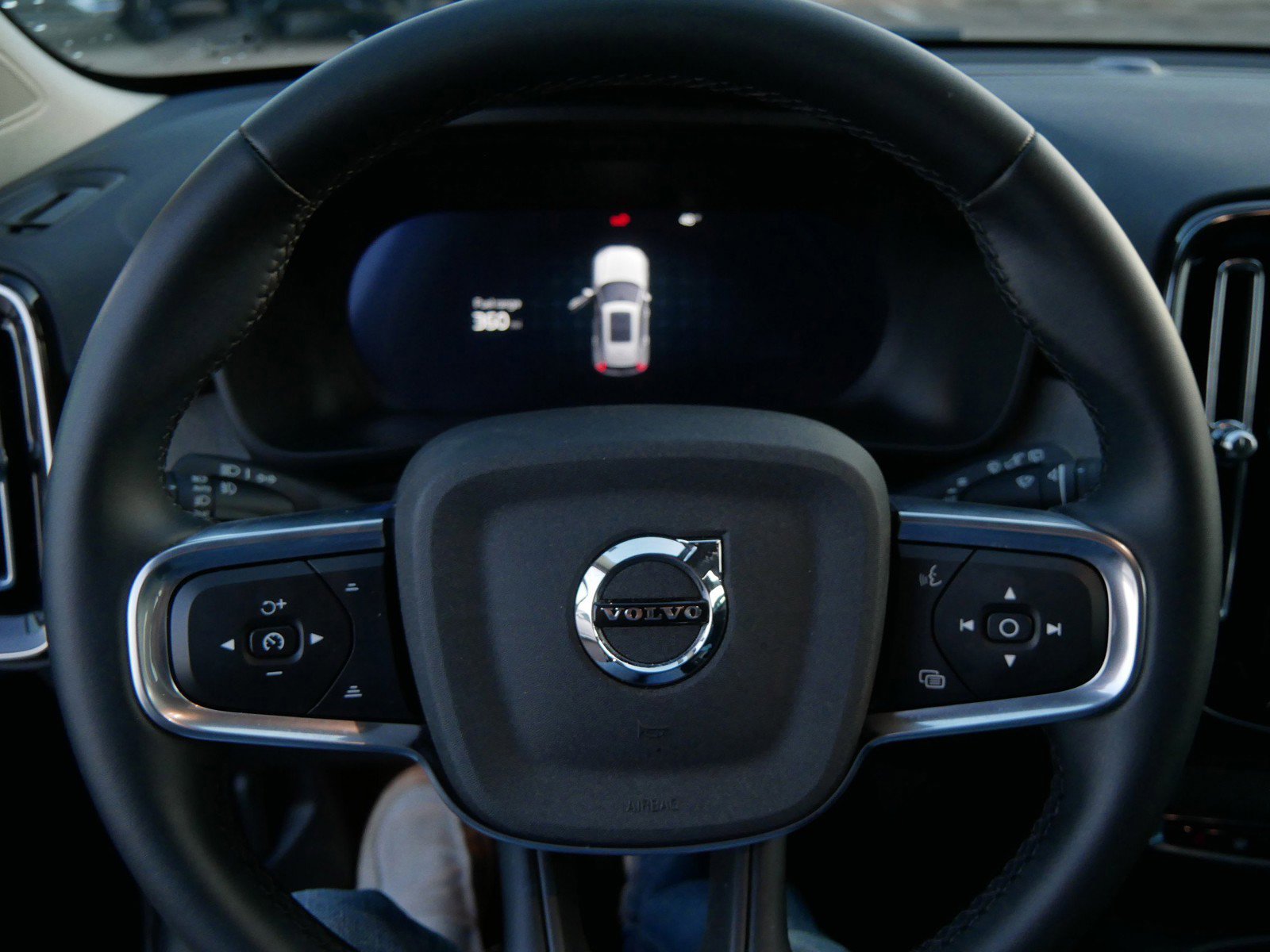 Used 2025 Volvo XC40 B5 Plus image 23