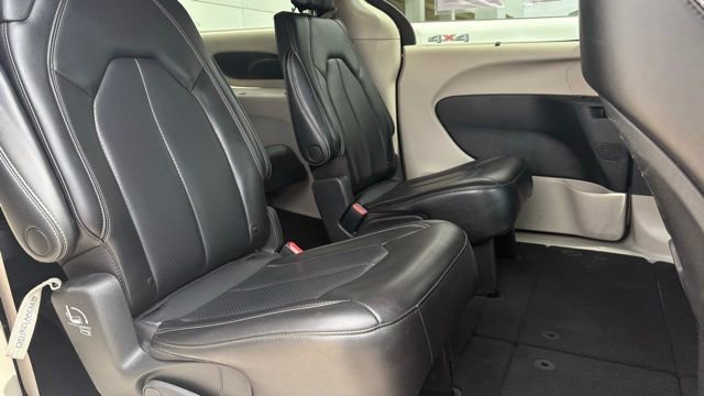 Used 2023 Chrysler Pacifica Touring-L FWD image 15