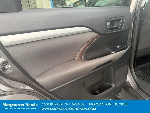 Used 2017 Toyota Highlander LE AWD/4WD image 21