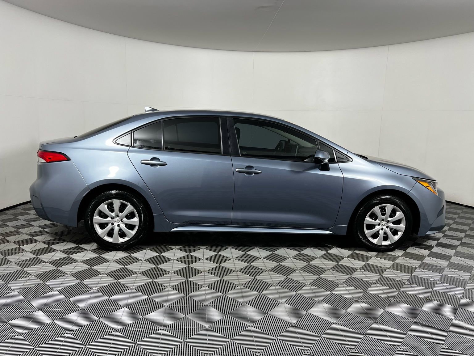Used 2021 Toyota Corolla LE image 4