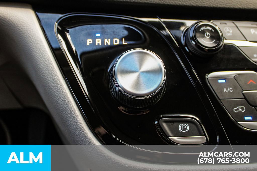 Used 2024 Chrysler Pacifica Touring-L image 38