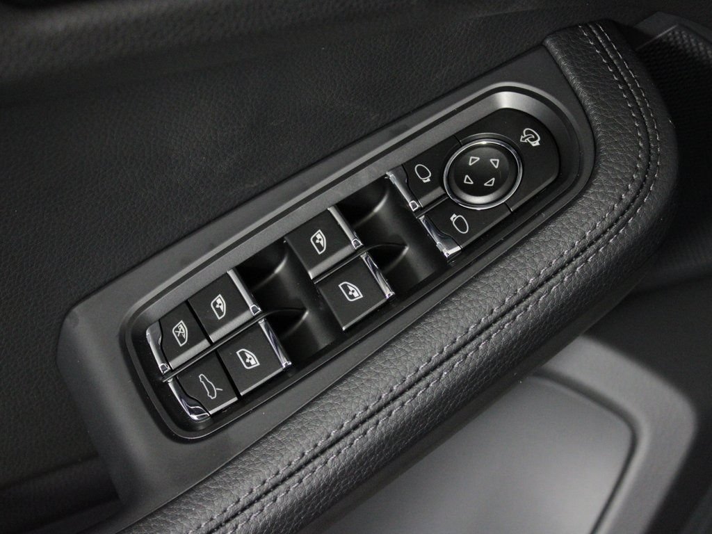 Certified 2026 Porsche Macan AWD/4WD image 15