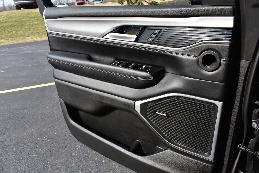 Used 2025 Jeep Wagoneer 4WD w/ Convenience Group I image 28