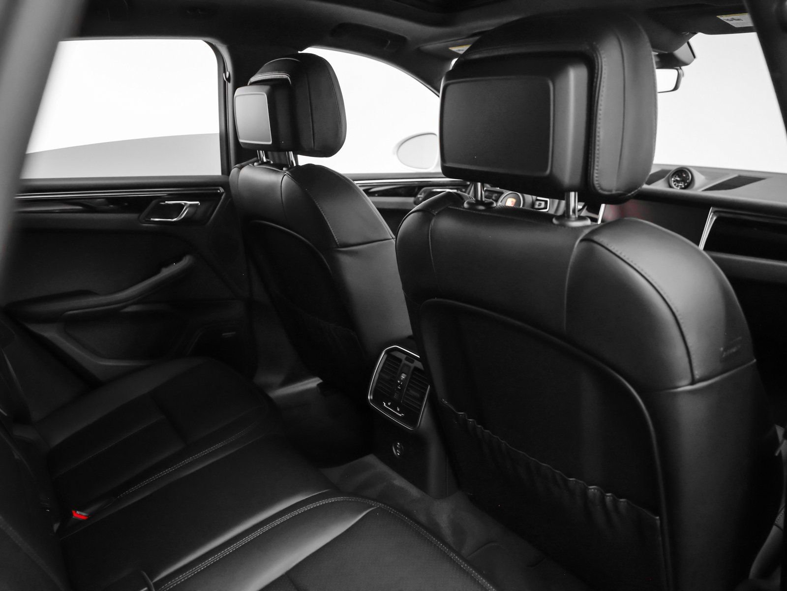 Certified 2025 Porsche Macan AWD/4WD image 22