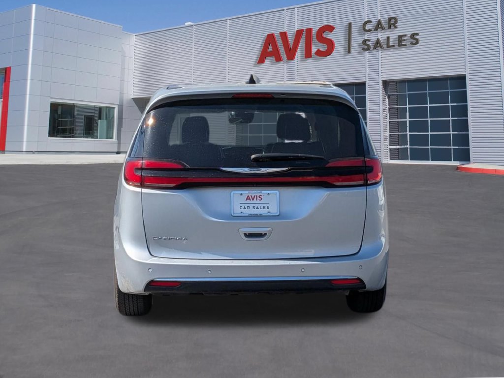 Used 2024 Chrysler Pacifica Touring-L FWD image 7