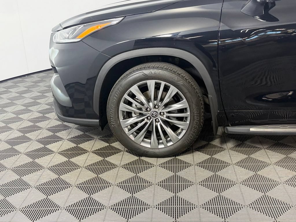 Used 2024 Toyota Highlander Platinum FWD image 9