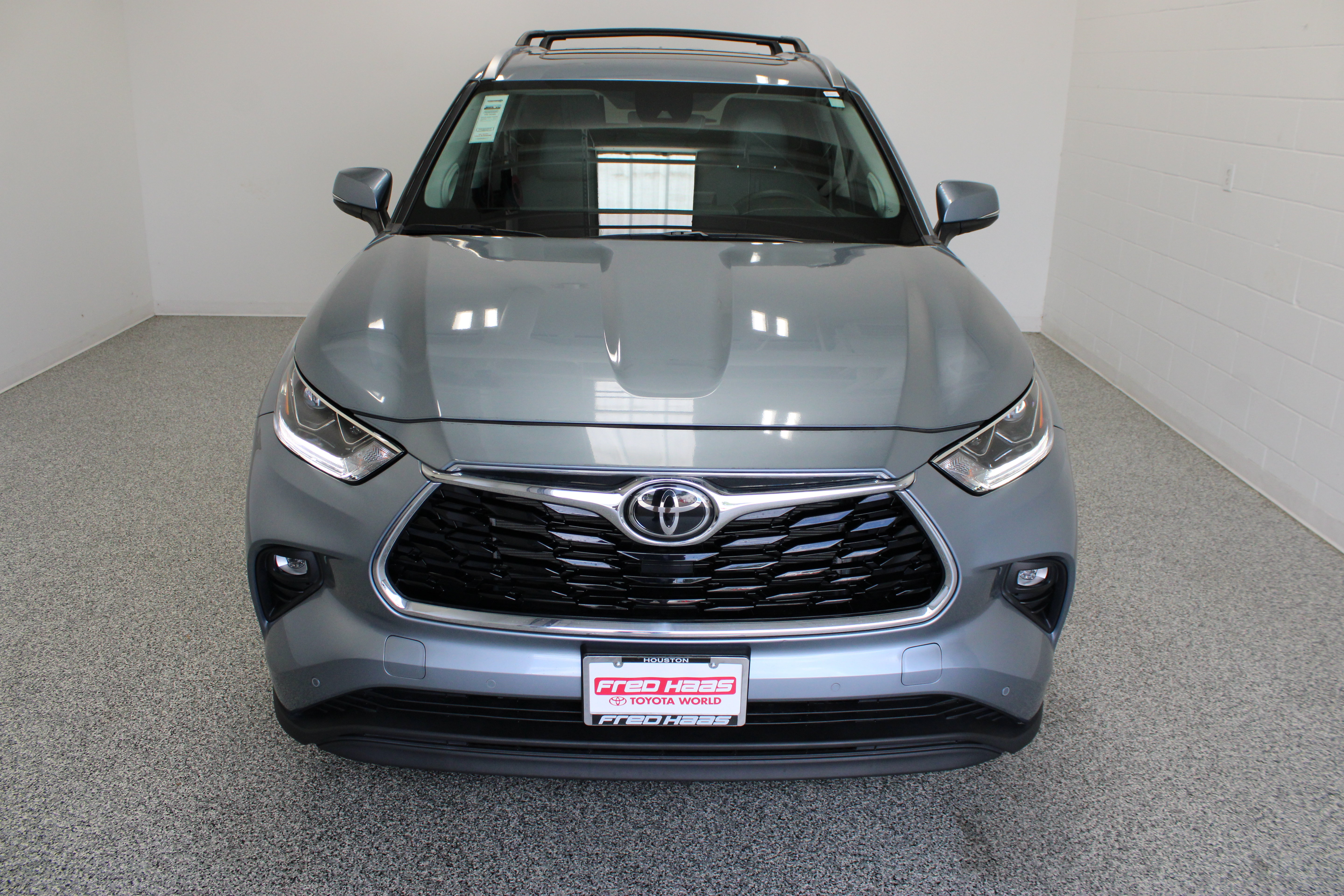 Used 2024 Toyota Highlander Limited FWD image 3