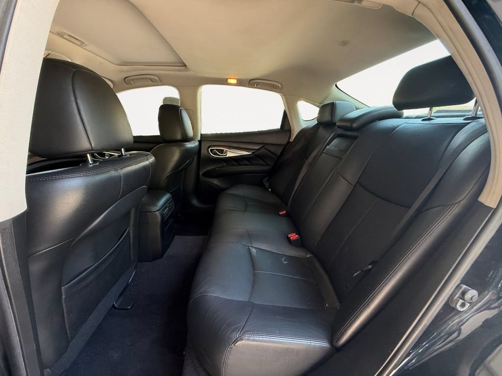 Used 2017 INFINITI Q70 3.7 RWD image 12