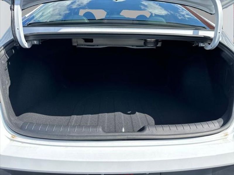 New 2025 Hyundai Elantra Limited image 9