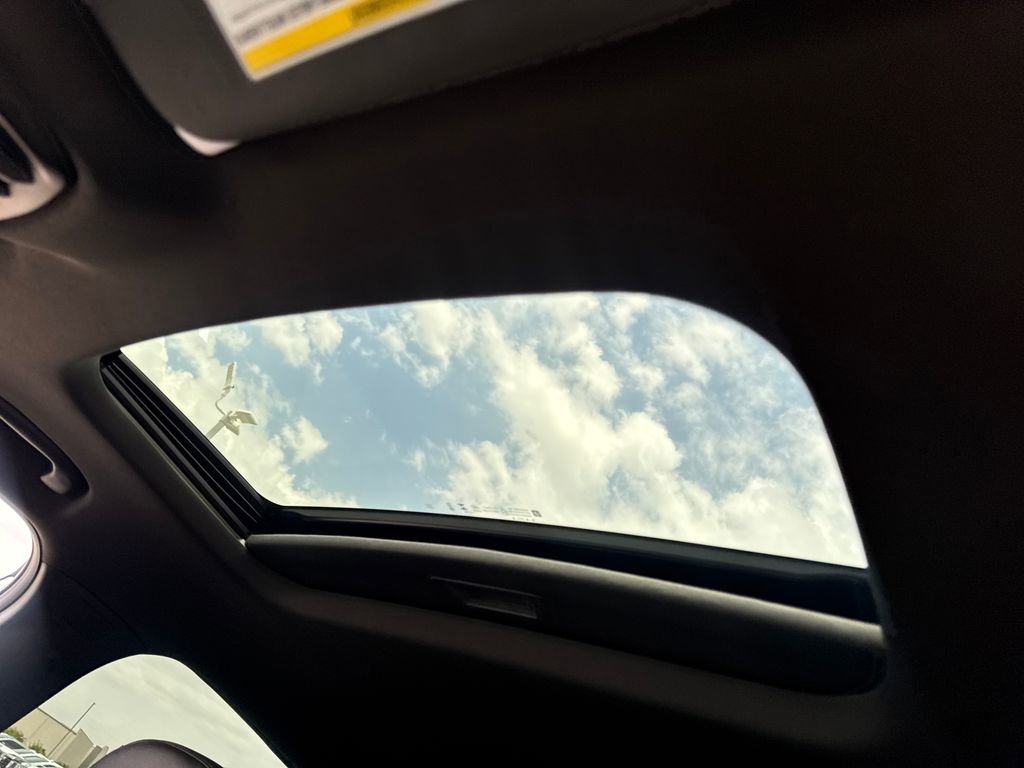 Used 2025 Chevrolet Trax RS w/ Sunroof Package FWD image 18