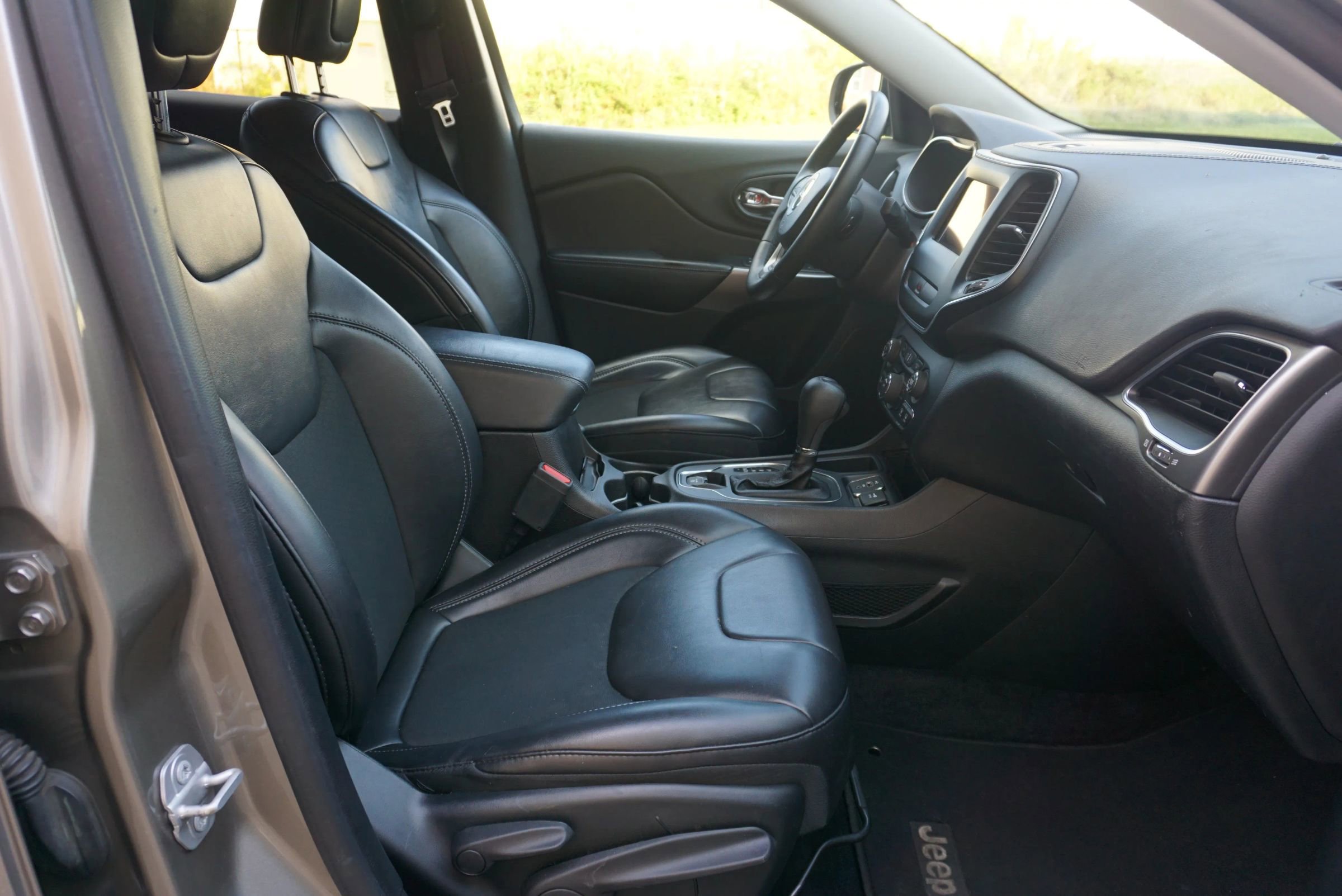 Used 2019 Jeep Cherokee Latitude Plus image 14