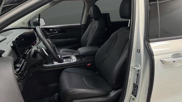 Certified 2025 Kia Carnival SX Prestige FWD image 9