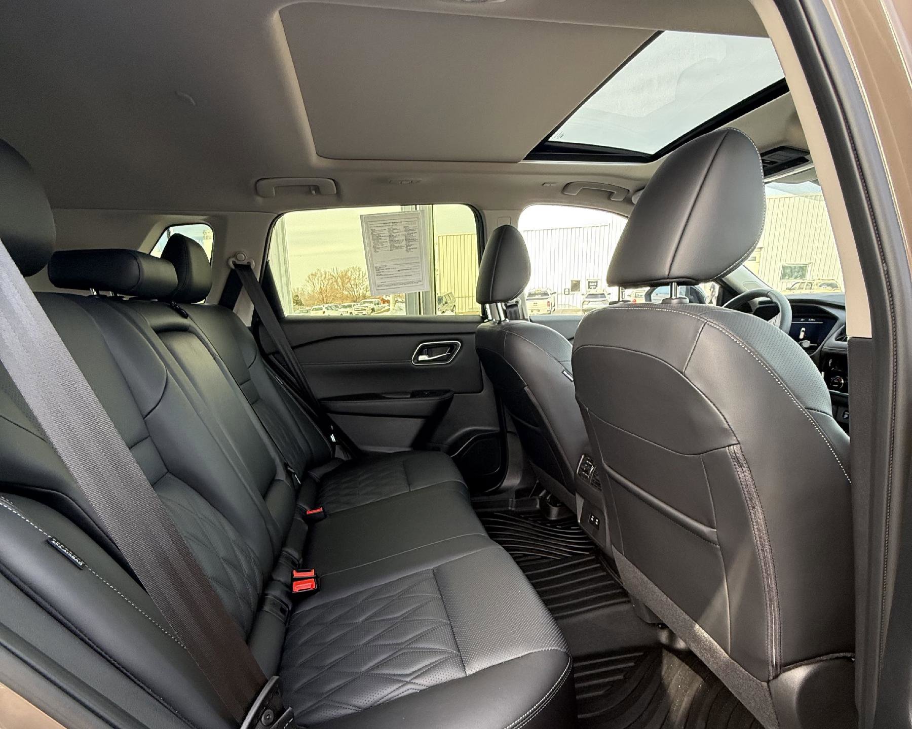 Used 2024 Nissan Rogue Platinum image 11