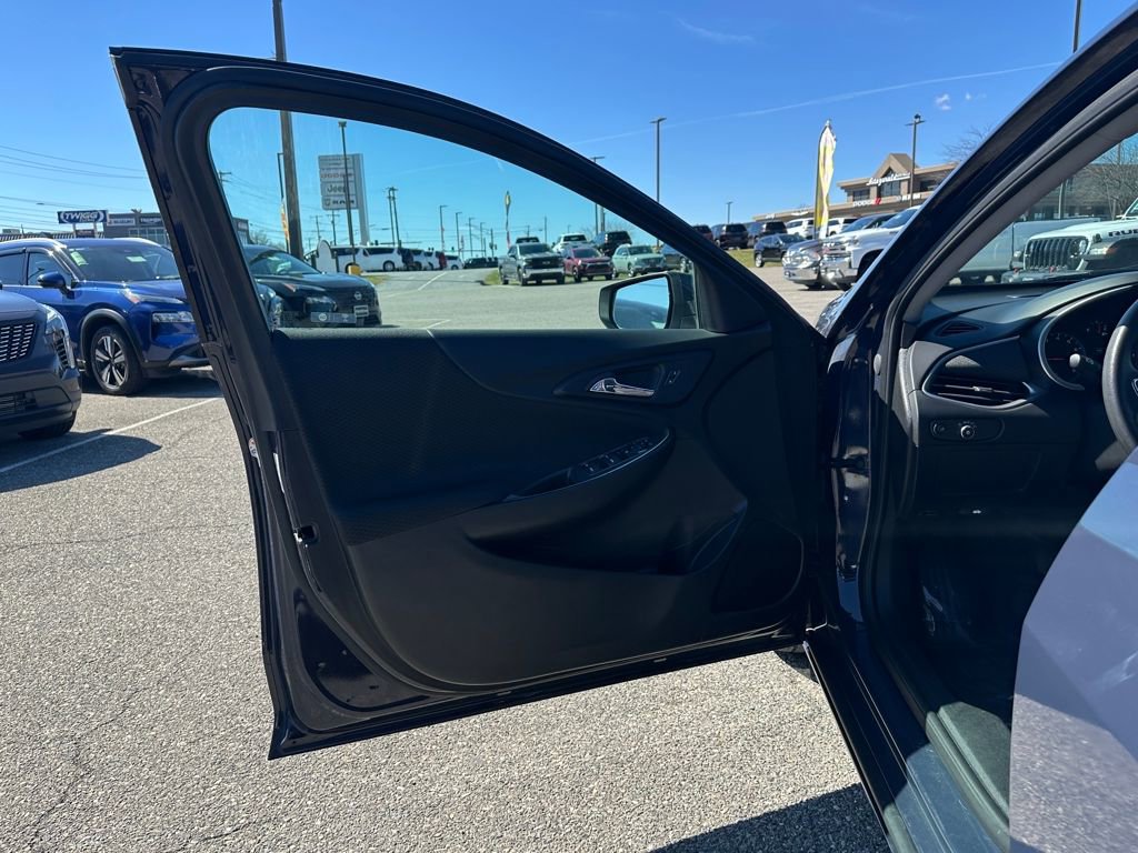 Used 2025 Chevrolet Malibu LT image 9