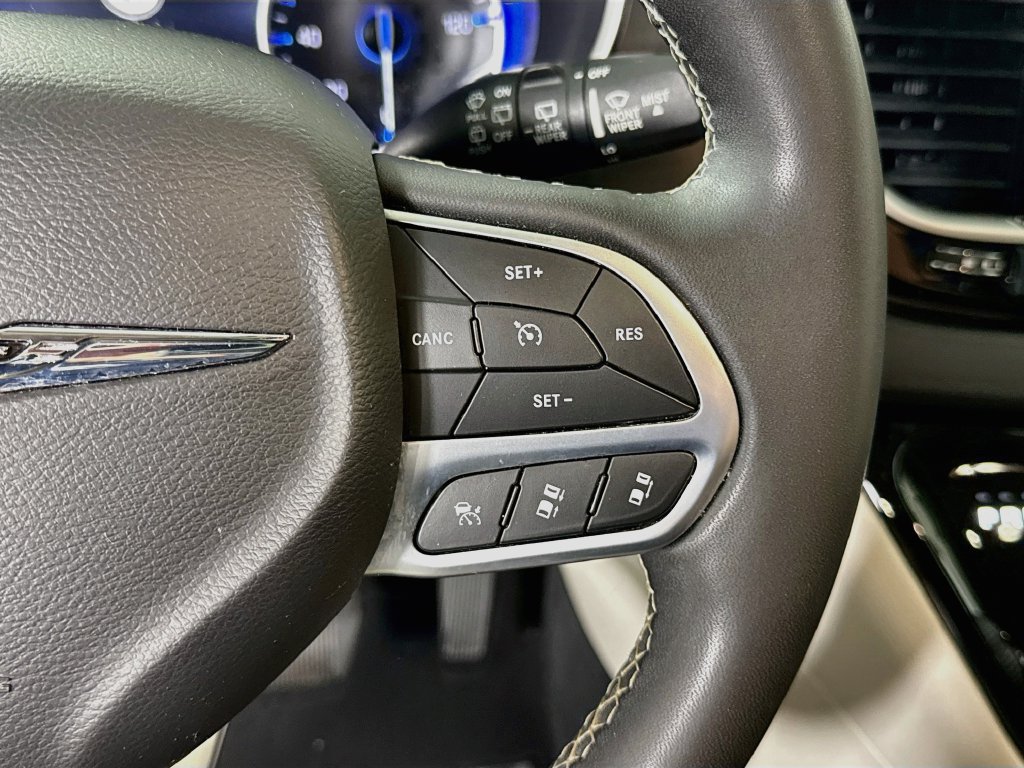 Used 2024 Chrysler Pacifica Touring-L FWD image 22