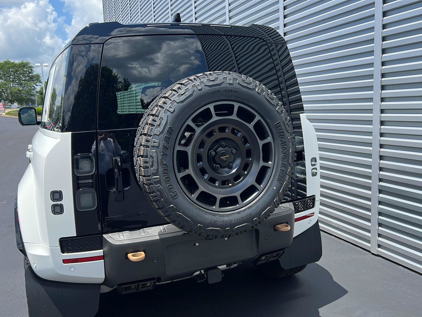 New 2026 Land Rover Defender 110 OCTA AWD/4WD image 4