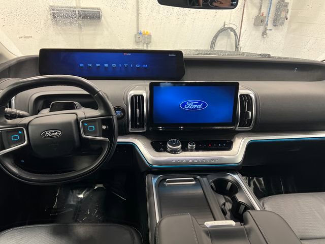 Used 2025 Ford Expedition Platinum image 11