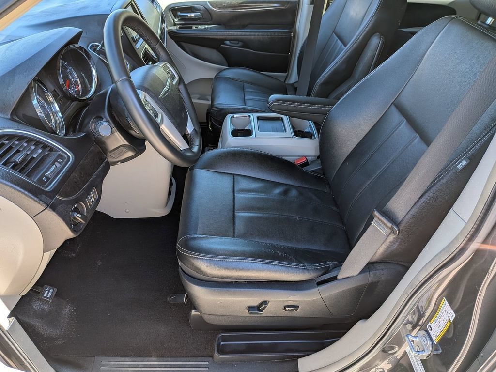 Used 2015 Chrysler Town & Country LX FWD image 16