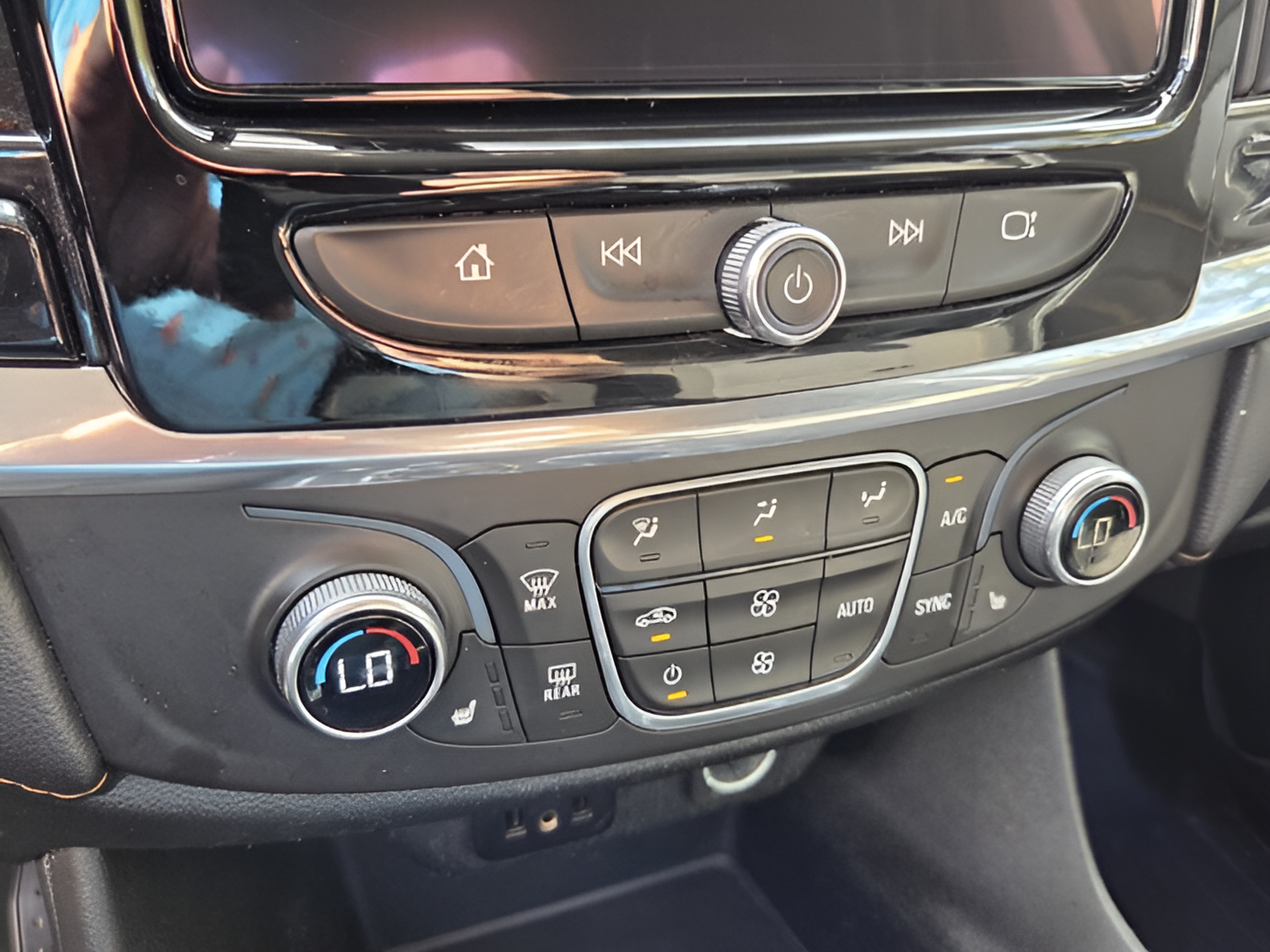 Used 2018 Chevrolet Traverse LT FWD image 19