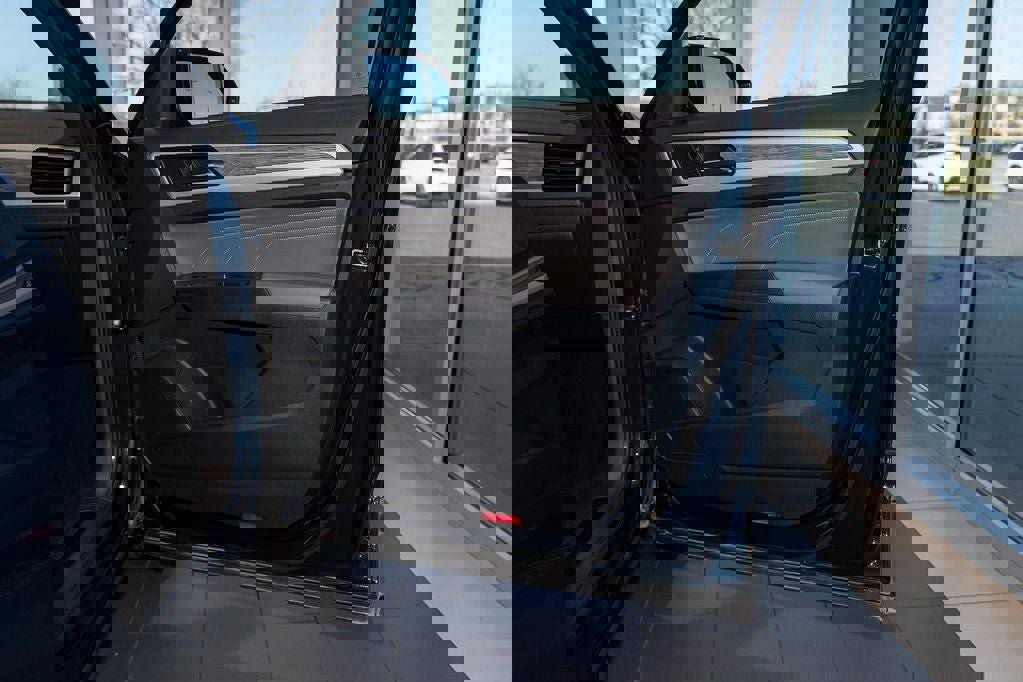 Used 2023 Volkswagen Atlas Cross Sport SE image 18