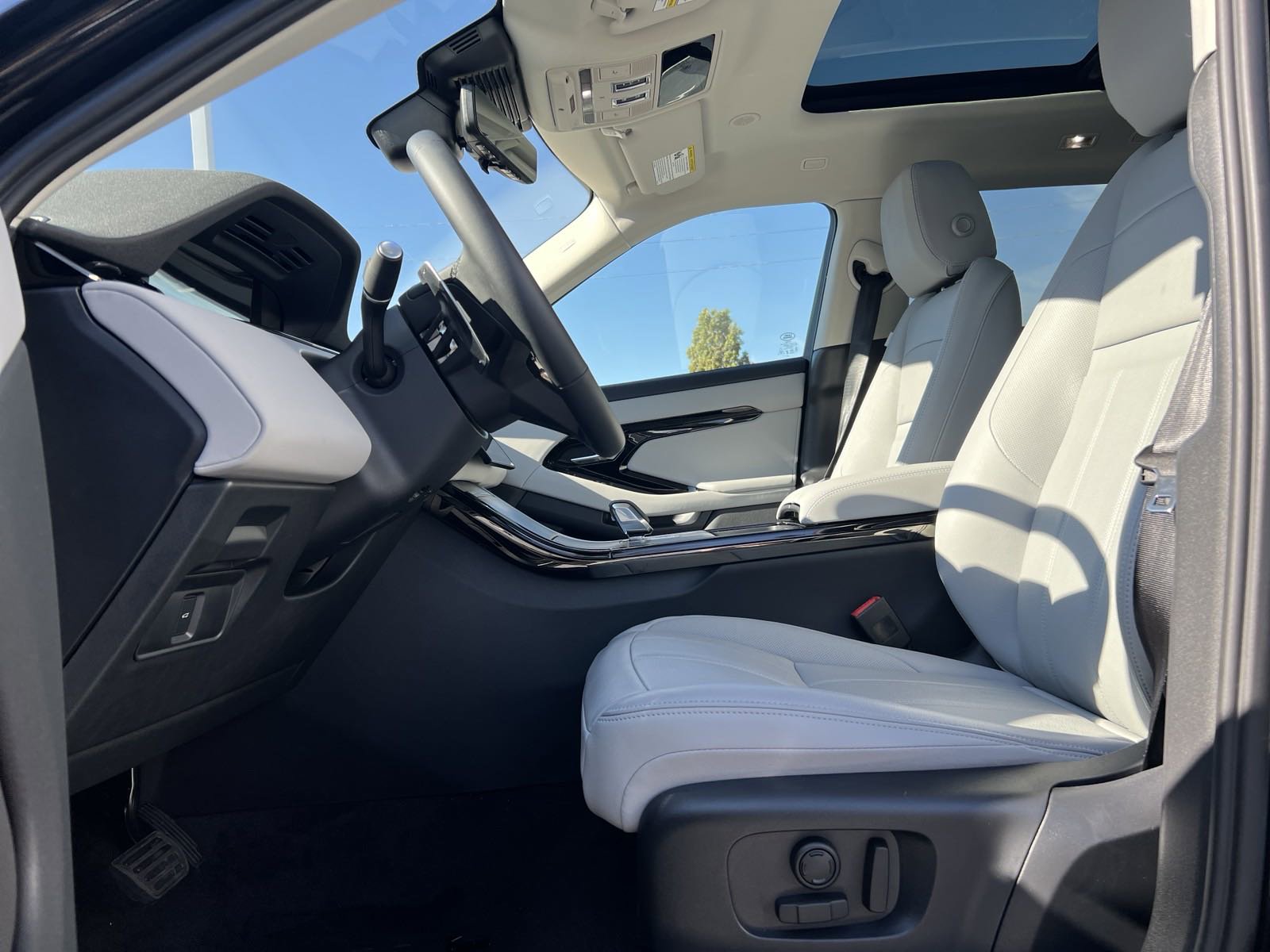 New 2025 Land Rover Range Rover Evoque Dynamic SE image 21