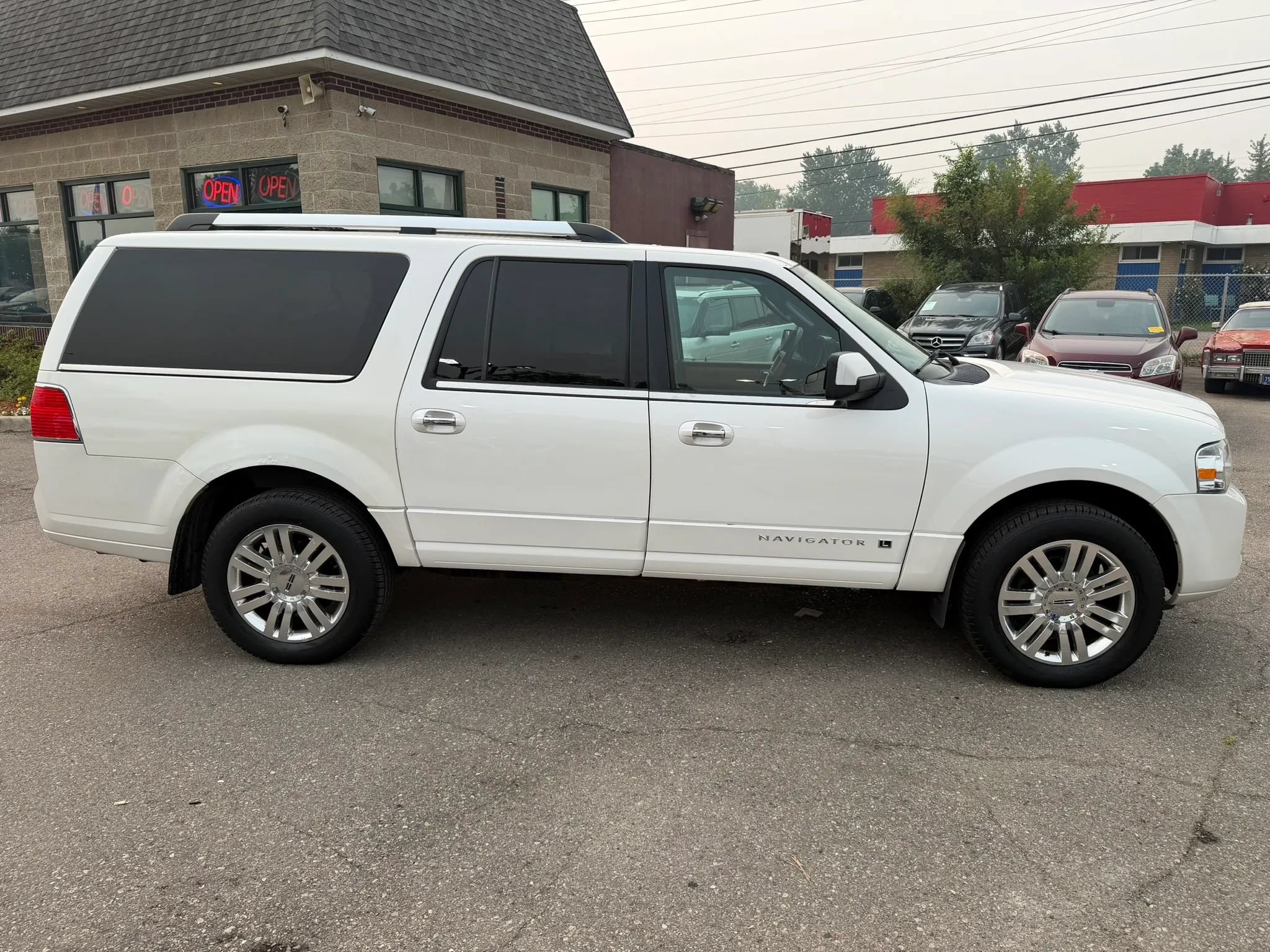 Used 2014 Lincoln Navigator L 4WD w/ Equipment Group 101A image 5