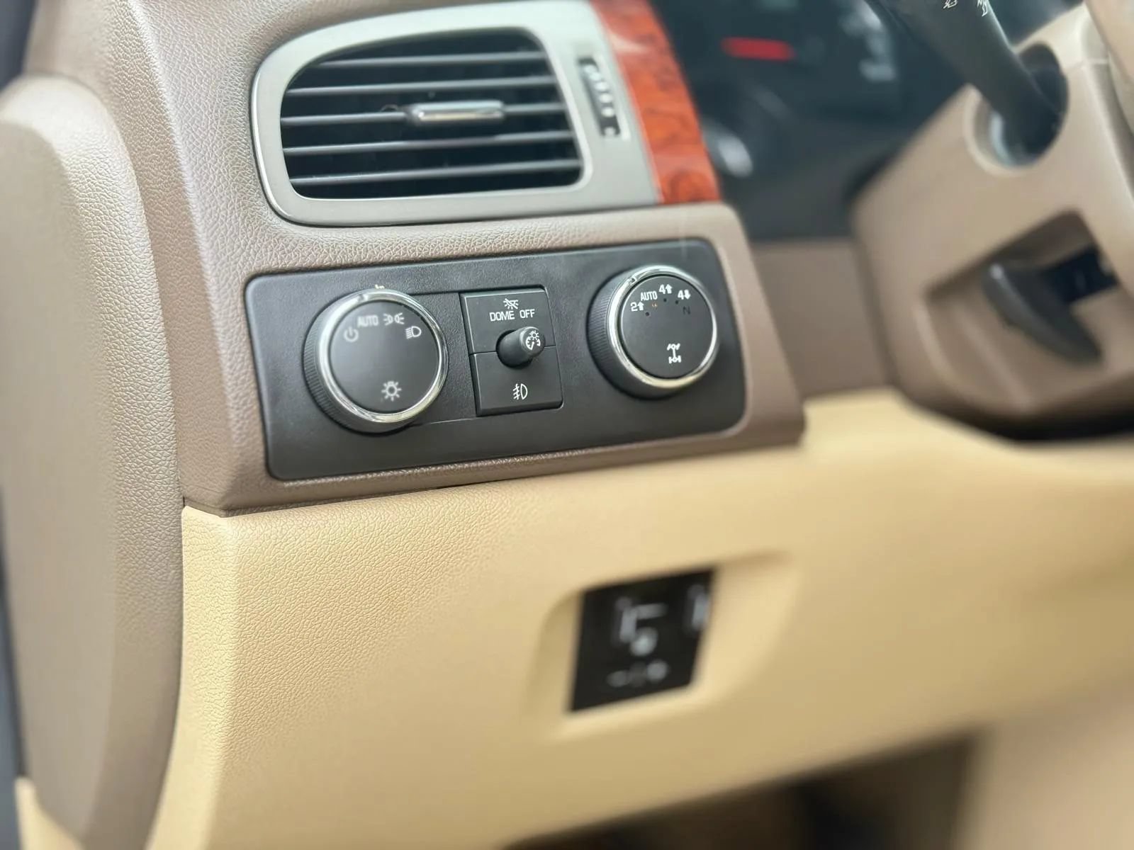 Used 2013 Chevrolet Tahoe LTZ AWD/4WD image 31