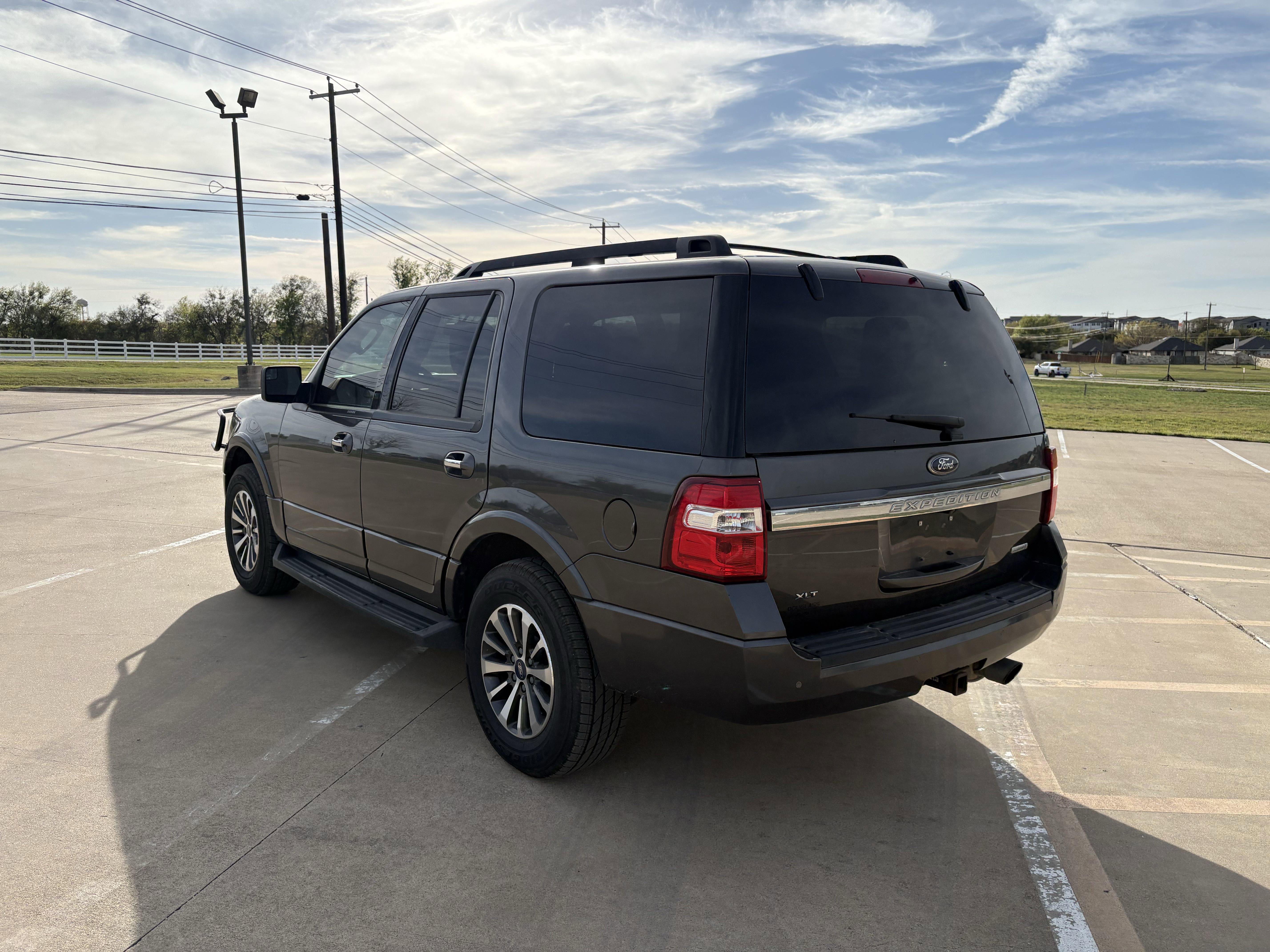 Used 2016 Ford Expedition XLT w/ Equipment Group 201A RWD image 3