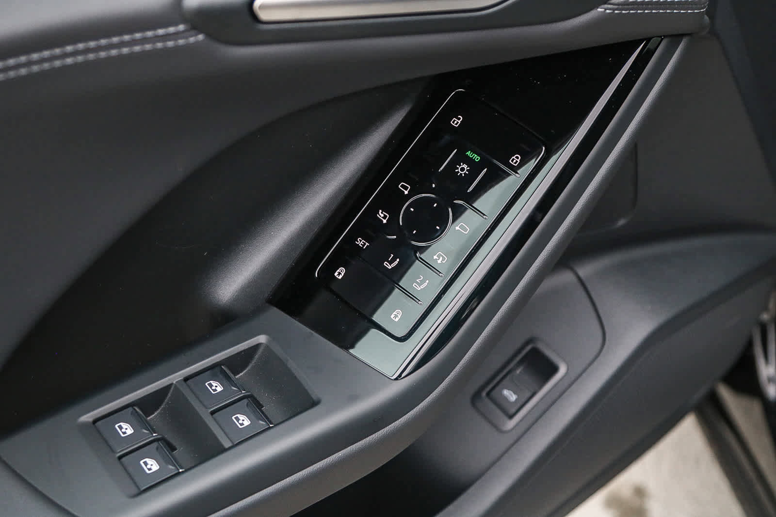 Used 2025 Audi Q6 e-tron Premium w/ Convenience Package image 24