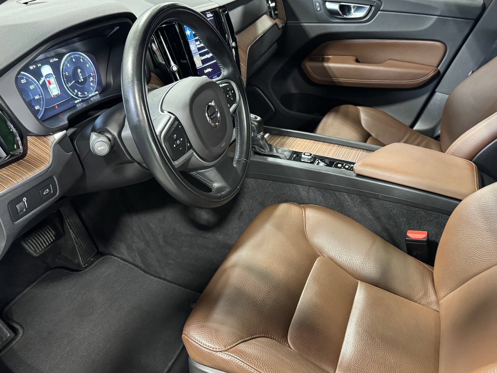 Used 2021 Volvo XC60 T5 Momentum w/ Premium Package AWD/4WD image 16