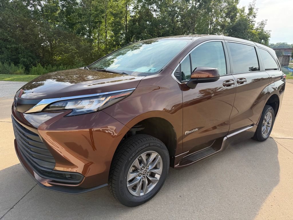 Used 2022 Toyota Sienna LE FWD image 1