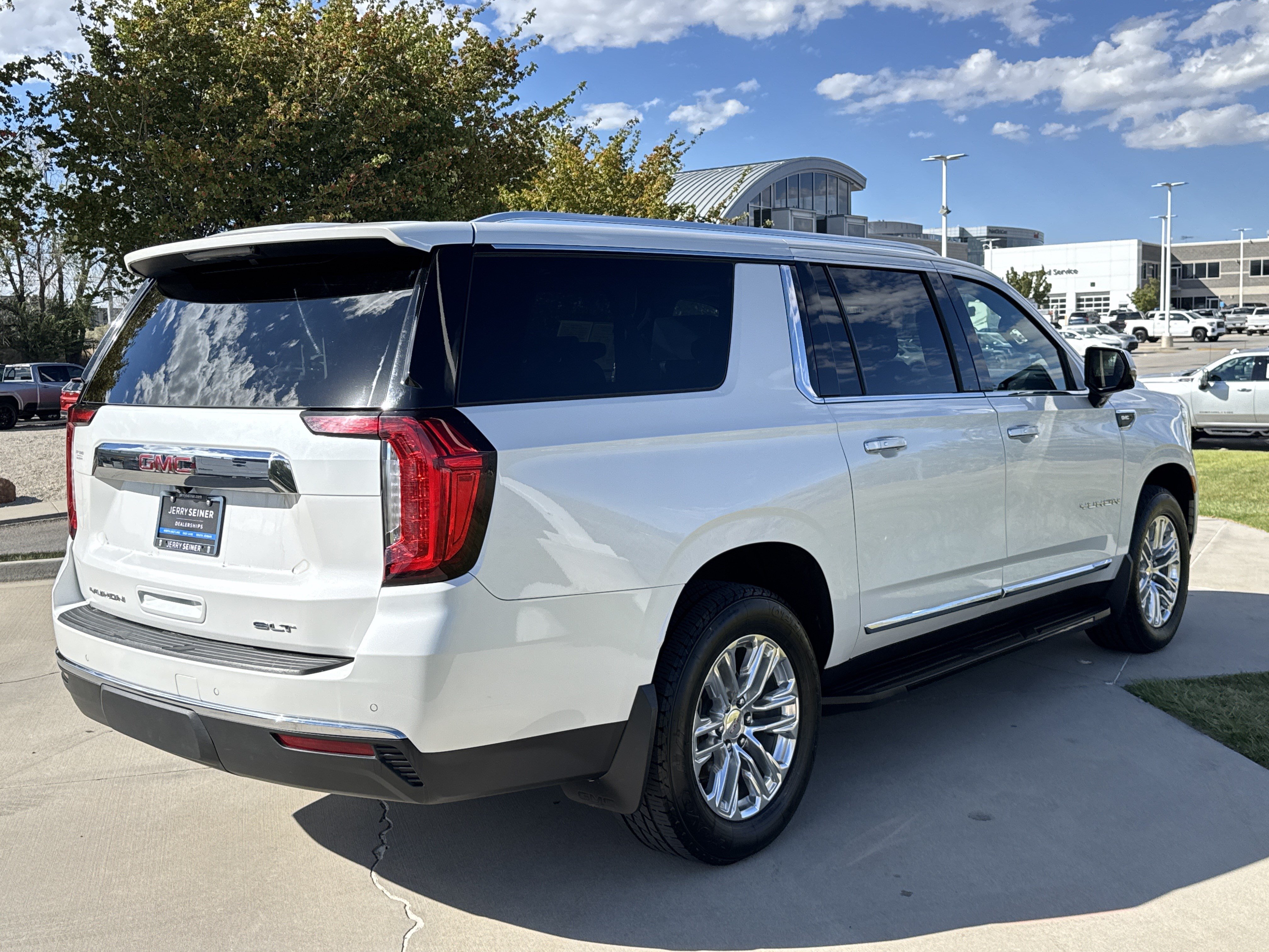 Used 2021 GMC Yukon XL SLT w/ SLT Luxury Plus Package AWD/4WD image 5