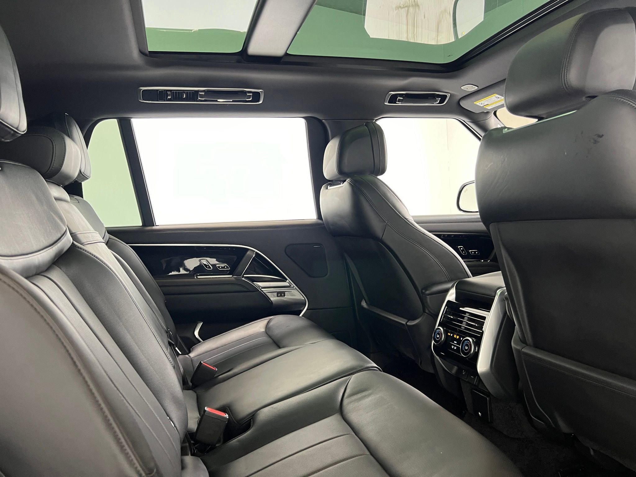 Used 2024 Land Rover Range Rover Long Wheelbase SE AWD/4WD image 13