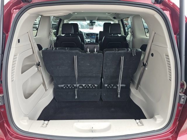 Used 2023 Chrysler Pacifica Touring-L image 28