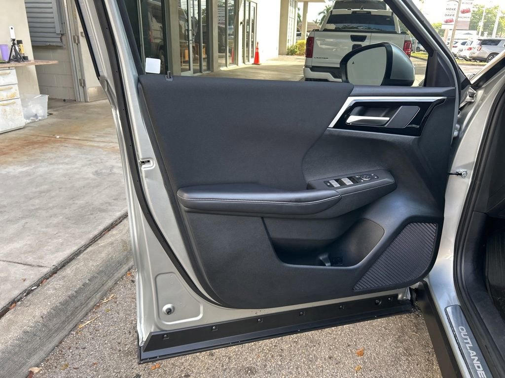 Used 2024 Mitsubishi Outlander ES image 34