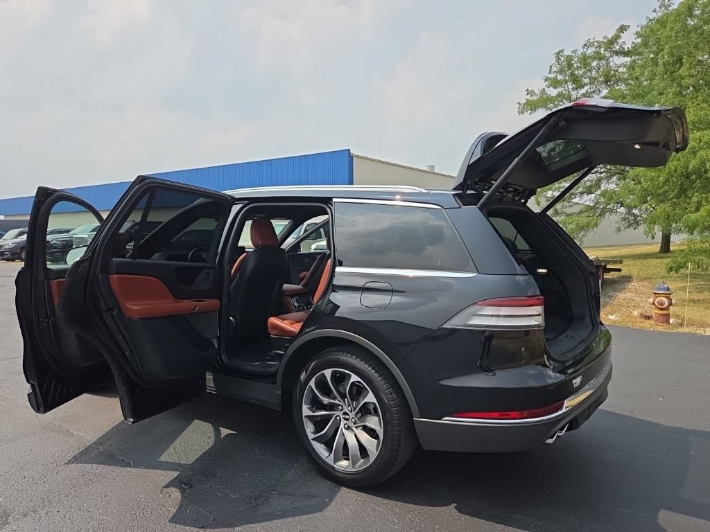 Used 2025 Lincoln Aviator Reserve AWD/4WD image 13