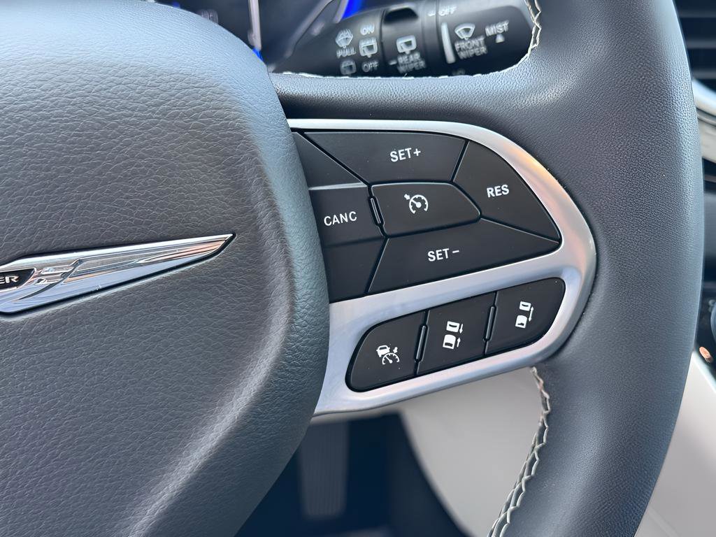 Used 2023 Chrysler Pacifica Touring-L FWD image 15