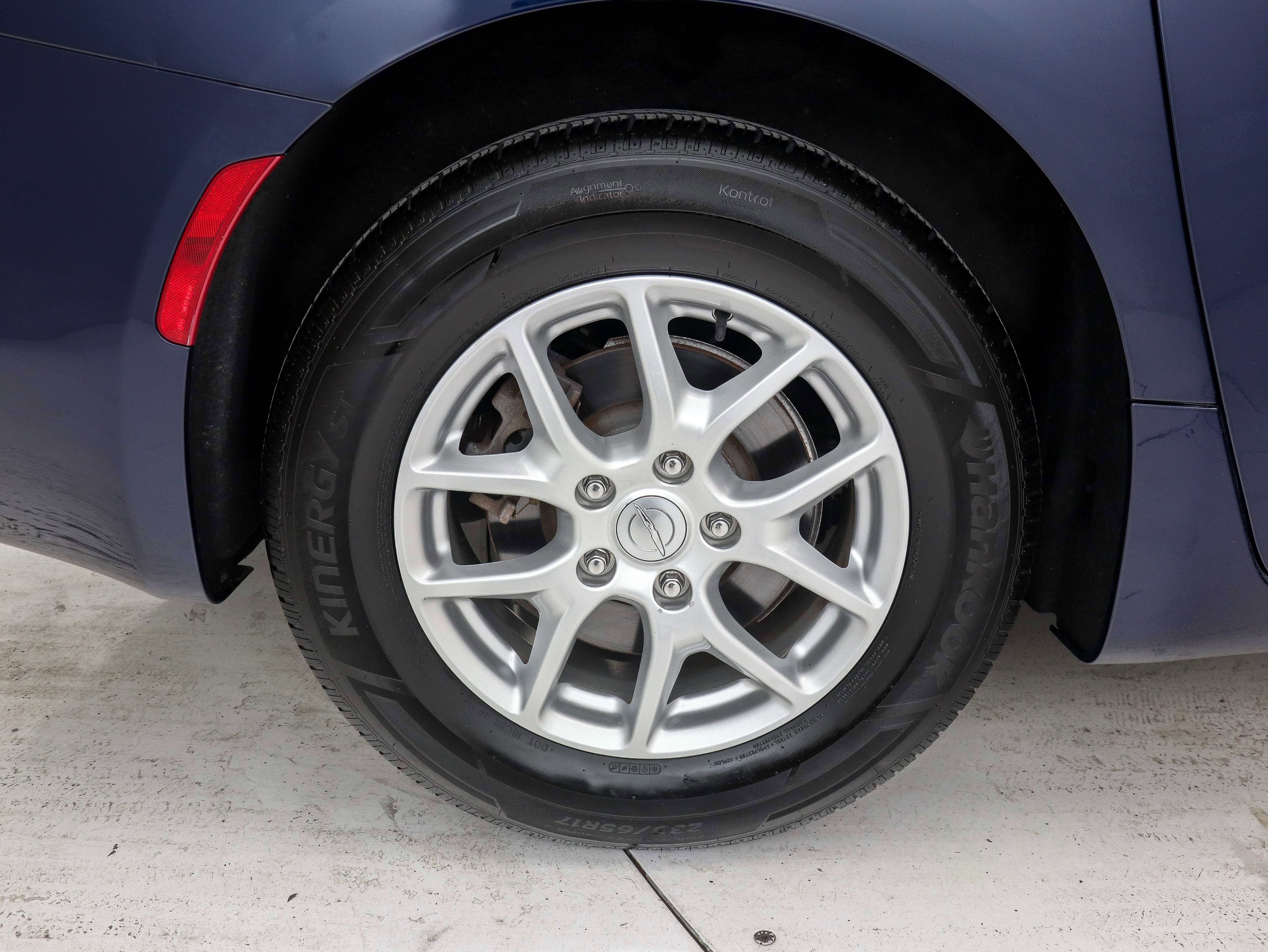 Used 2020 Chrysler Voyager LX image 33