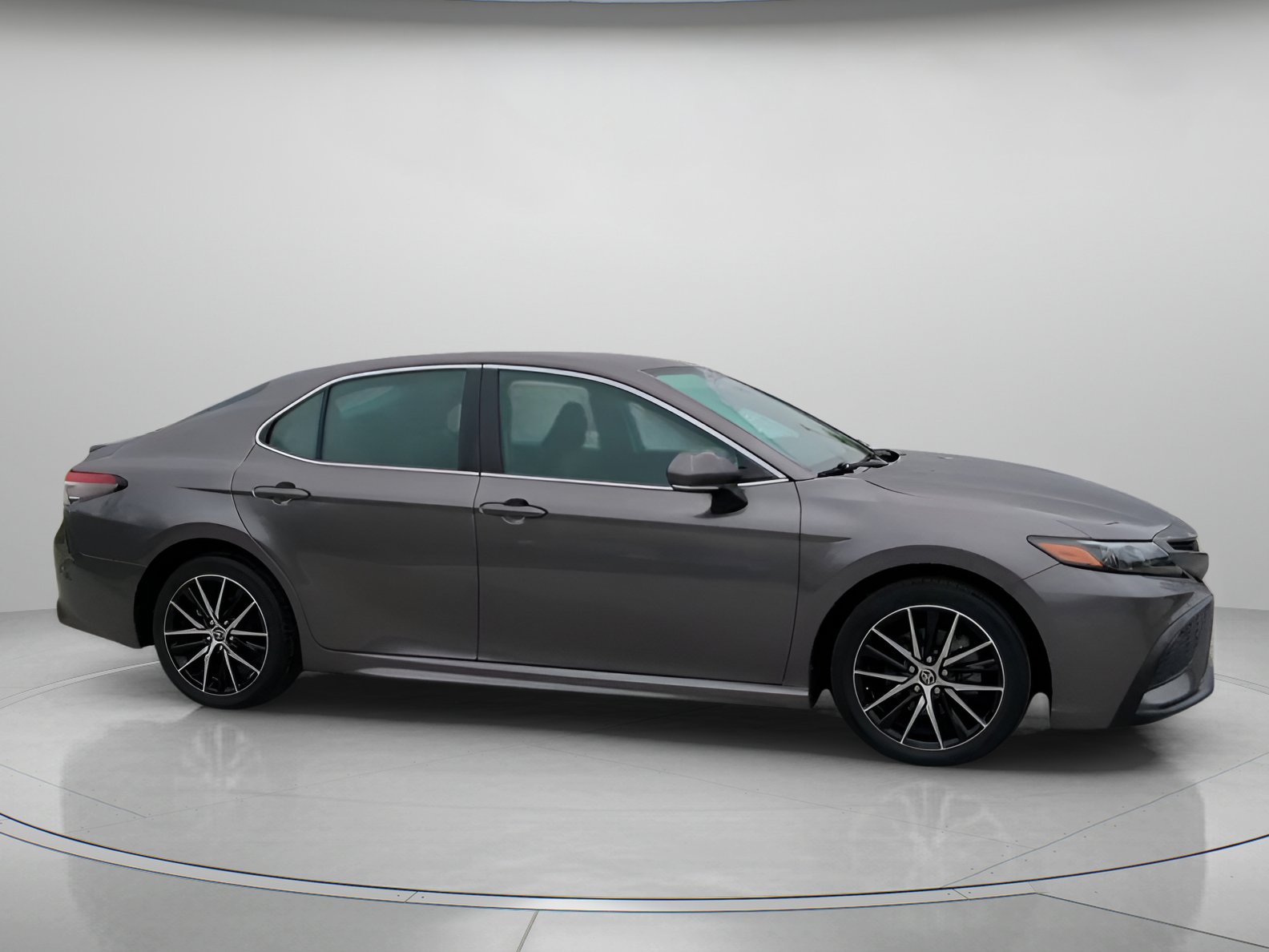 Used 2022 Toyota Camry SE w/ Carpet Mat Package (TMS) image 32