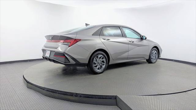 Used 2025 Hyundai Elantra Hybrid FWD image 8