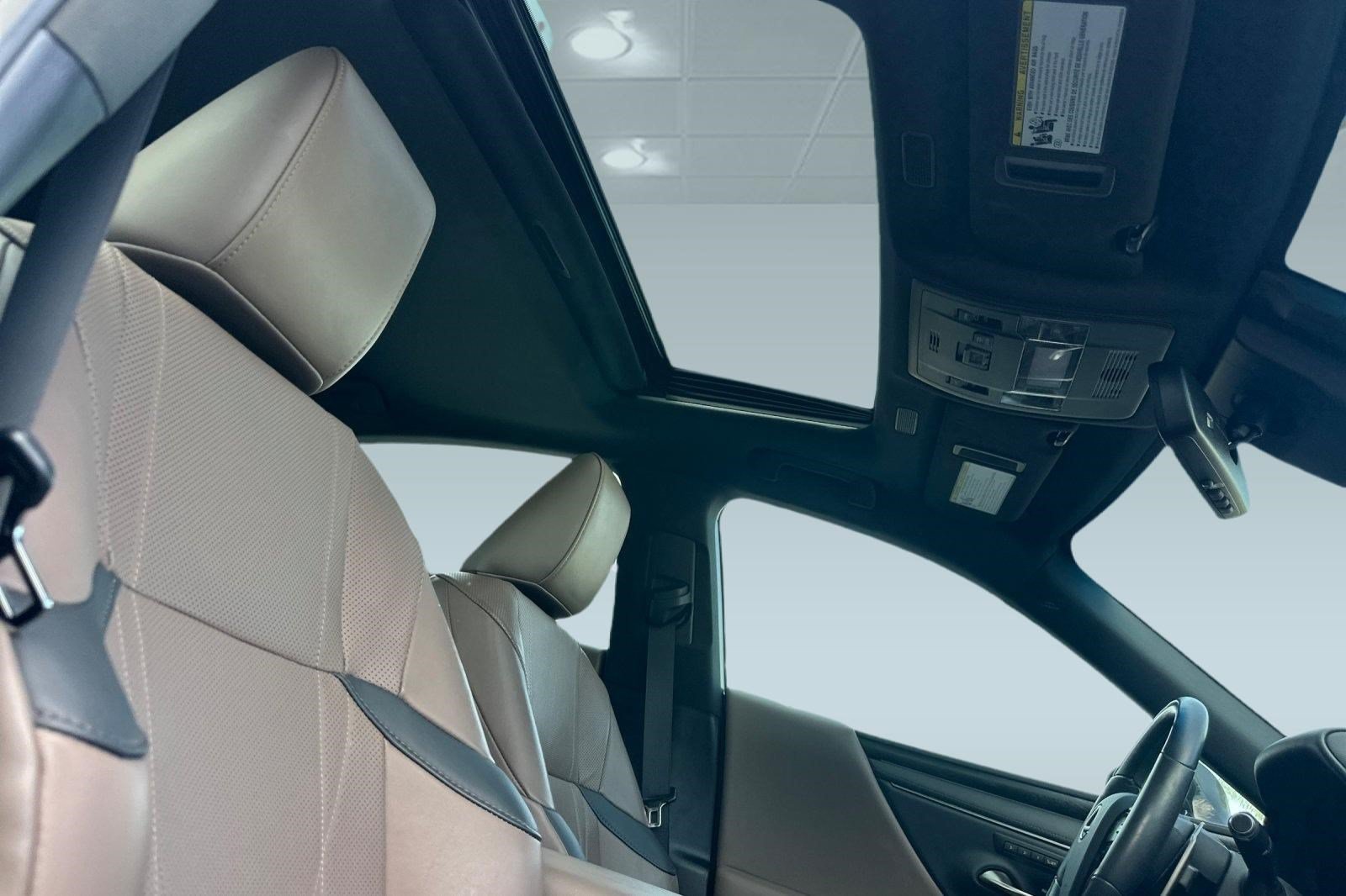 Used 2022 Lexus ES 300h w/ Accessory Package FWD image 24