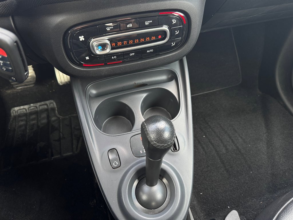 Used 2016 smart fortwo pure image 12