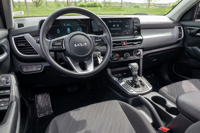 Used 2025 Kia Seltos LX AWD/4WD image 7