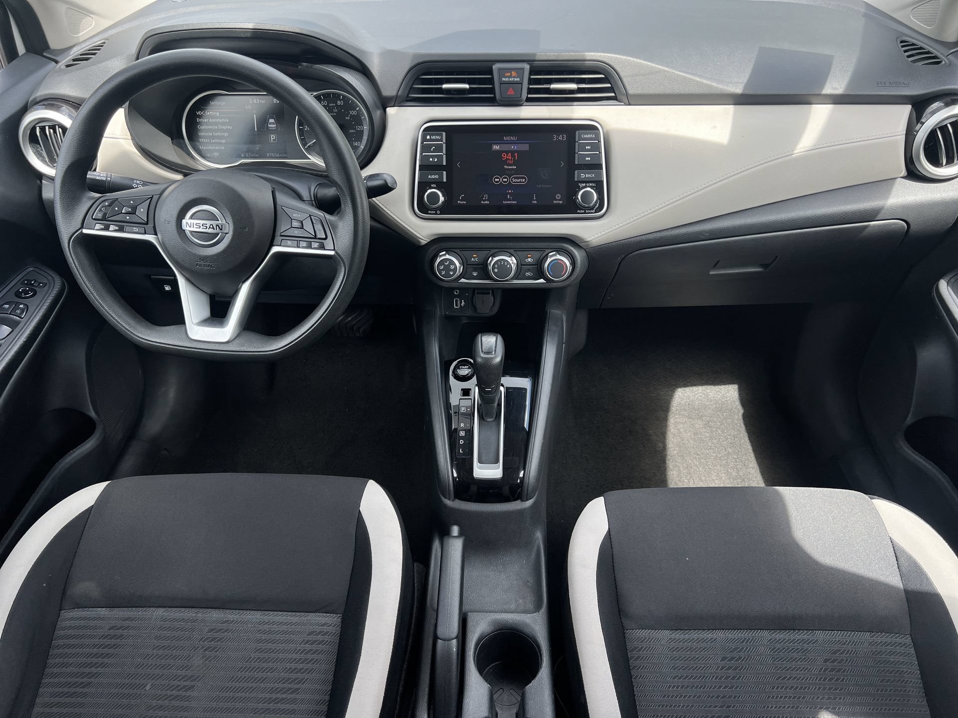 Used 2022 Nissan Versa SV FWD image 2
