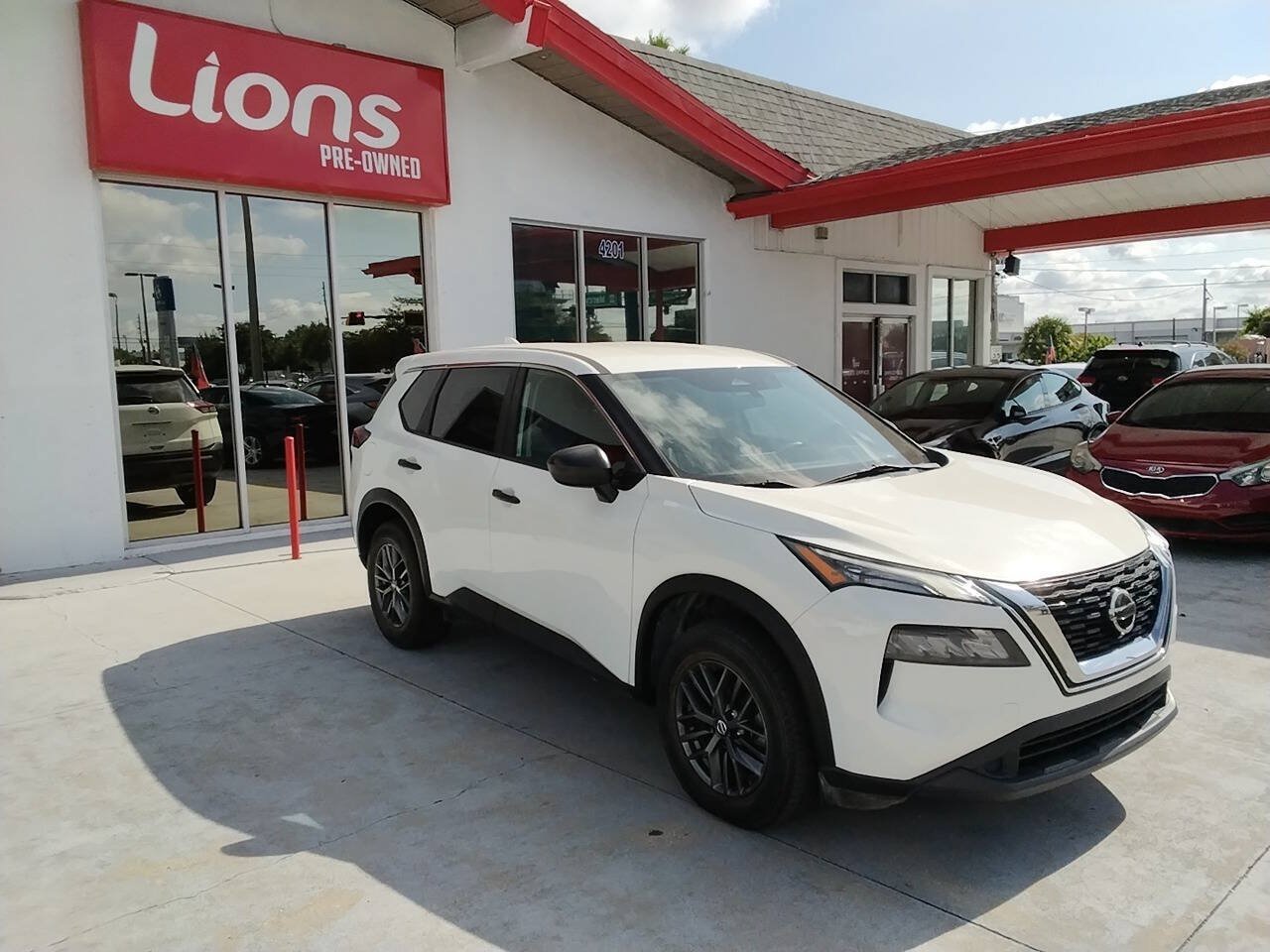 Used 2021 Nissan Rogue S FWD image 3
