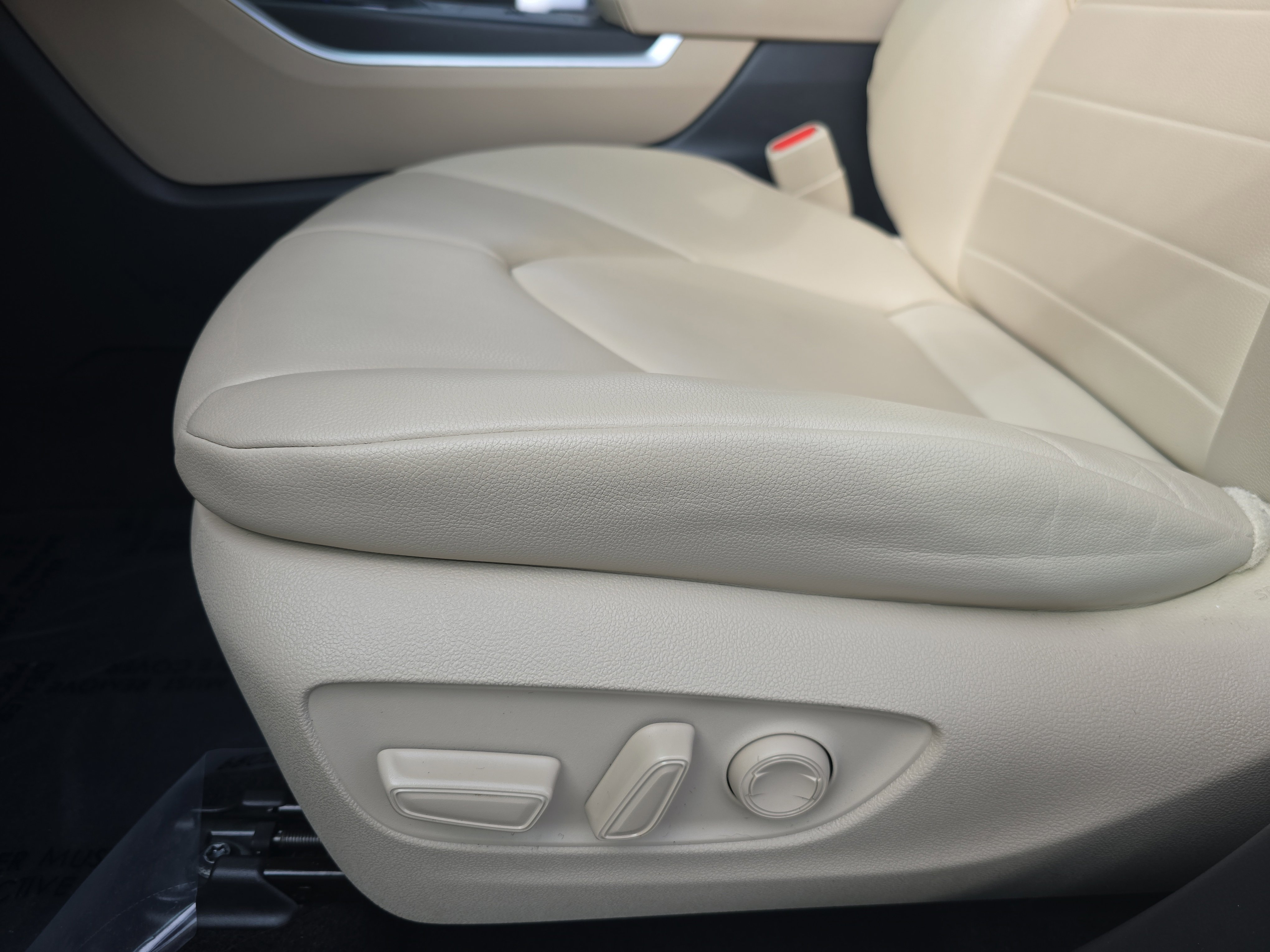 Used 2023 Toyota Highlander XLE image 30