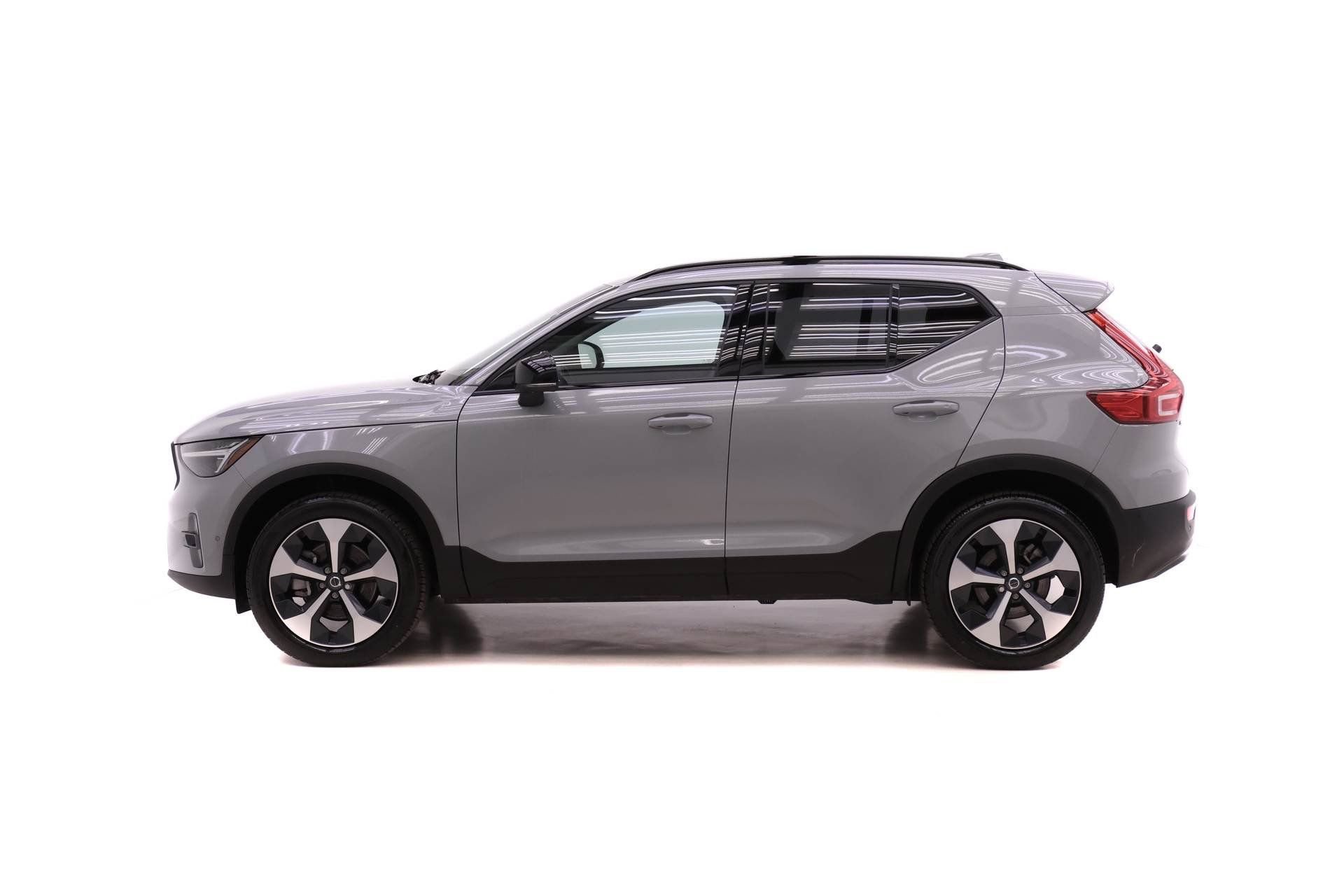 New 2026 Volvo XC40 B5 Plus w/ Protection Package Premier AWD/4WD image 3